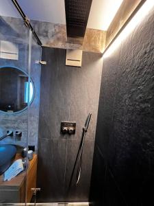 マローヤにあるCervo Apartのシャワーと洗面台付きのバスルーム +6枚の写真