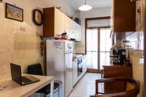 A kitchen or kitchenette at La Stazione Del Vaticano