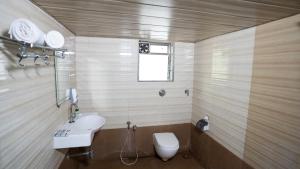 阿利鲍格Ruturaj Inn Alibag的带白色水槽和马桶的浴室