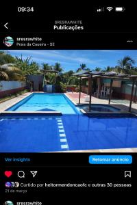 ein Screenshot einer Villa mit Swimmingpool in der Unterkunft Sr & Sra White in Praia Da Caueira