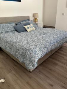 Voodi või voodid majutusasutuse Basement studio apartment toas