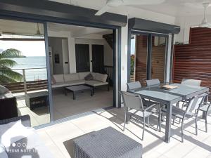 Posezení v ubytování Les Pieds Dans l'Eau face à la mer des caraïbes Jacuzzi Sainte-Luce Trois-Rivières
