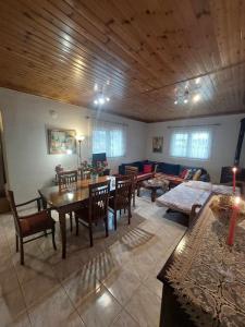 Postel nebo postele na pokoji v ubytování Villa Apostolos