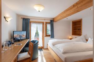 Televízia a/alebo spoločenská miestnosť v ubytovaní Landhaus Kaiserblick