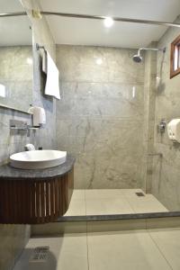 un bagno con lavandino e doccia di Hotel Sapphire Opposite Golden Temple ad Amritsar Altre 64 foto