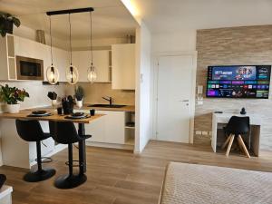 ヴェローナにあるVilla Joy Verona - Luxury Suiteのキッチン(テーブル、椅子、テレビ付)