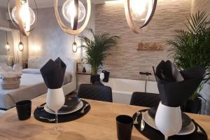 ヴェローナにあるVilla Joy Verona - Luxury Suiteの黒と白の帽子が2つ置かれたテーブル +13枚の写真