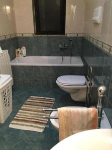 un baño con inodoro y bañera en Jolie villa avec piscine privée, en Porto Empedocle