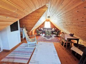 an attic room with a couch and a table at Bond-Gården in Fågelmara