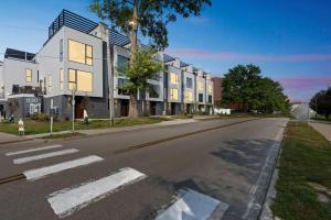 アイオワシティにあるNew Modern Townhome with Rooftop Patio townhouseの空き通り