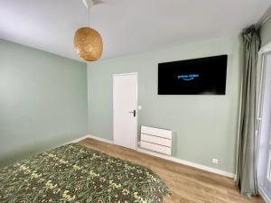 ルマンにあるChez Béranger - proche Gare et Palais des Congrèsのベッドルーム1室(ベッド1台、壁掛け薄型テレビ付)