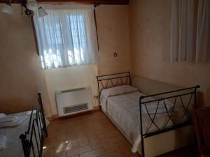 A bed or beds in a room at Agriturismo Il Borghetto