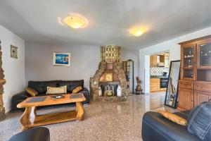 a living room with a couch and a fireplace at Villa Pula in Valtura