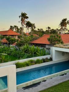 una piscina en el patio trasero de una casa en VILLA CELAVI 15, en Kerobokan