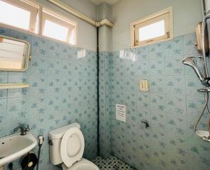 a bathroom with a toilet and a sink at Patone Hostel in Phra Nakhon Si Ayutthaya