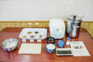 Oprema za pripravo čaja oz. kave v nastanitvi 燕温泉ホテル岩戸屋