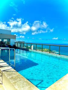 uma piscina com o oceano ao fundo em Salvador barra em Salvador
