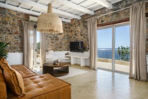 TV a/nebo společenská místnost v ubytování Newly Renovated villa Artemis with Private Pool just 20min from Elafonissi