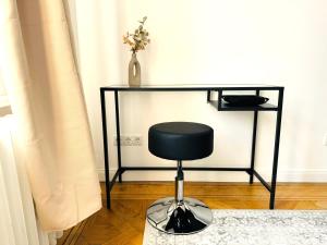 ブレーメンにあるSuperHosts ZENTRUM - Parkplatz - BADEWANNE - Netflix - KAFFEEの黒いデスク(黒い椅子付)