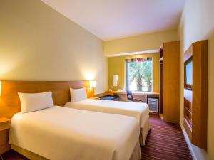 Uma cama ou camas num quarto em ibis Mall Avenue Dubai