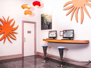Uma televisão e/ou sistema de entretenimento em ibis Mall Avenue Dubai