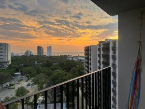 een balkon met uitzicht op de stad bij Apto completo Bello horizonte in Playa Bello Horizonte