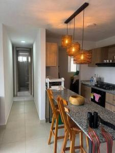 een keuken met een tafel met stoelen en een aanrecht bij Apto completo Bello horizonte in Playa Bello Horizonte