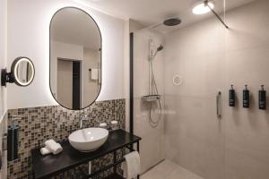 DoubleTree by Hilton Hannover Schweizerhof的一间浴室