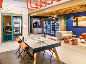 ibis budget Manchester Airport T2的厨房或小厨房