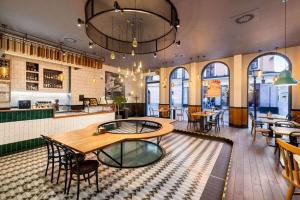 Reštaurácia alebo iné gastronomické zariadenie v ubytovaní Wyndham Grand Krakow Old Town