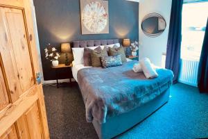 a bedroom with a bed with a blue comforter at Prettide Suite Two-1 free Parking in Gillingham