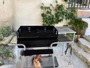 a barbecue grill sitting on top of a patio at Casa rural VillaGloria in Montefrío