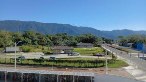 伯迪亚哥Ohanacaiçara apartamento próximo à praia do Sesc, completo e com Wi-Fi.的享有公园美景,设有凉亭和道路