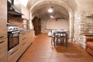 a kitchen with a table and a dining room at Domus Sant'Agnese, a 50 mt da Carlo Acutis in Assisi