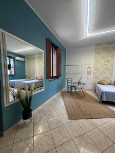 una camera da letto con due letti e uno specchio di Vigevano Studios a Vigevano