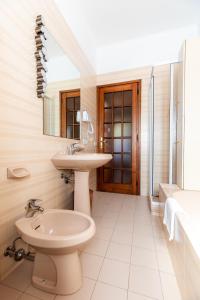 Un baño blanco con lavabo e inodoro. en Bed & Breakfast - Ca' Broni, en Domodossola 12 fotos más