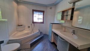 Fotografie z fotogalerie ubytování Großzügiges Chalet mit Infrarotkabine in Lengdorf v destinaci Lengdorf