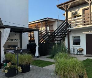 una casa con scala e patio di Nasze Morze a Dziwnów
