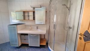 Fotografie z fotogalerie ubytování Großzügiges Chalet mit Infrarotkabine in Lengdorf v destinaci Lengdorf