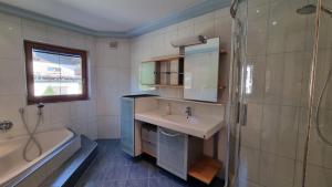 Fotografie z fotogalerie ubytování Großzügiges Chalet mit Infrarotkabine in Lengdorf v destinaci Lengdorf
