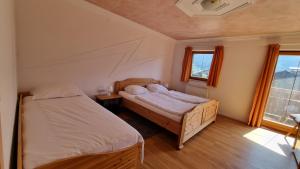 Fotografie z fotogalerie ubytování Großzügiges Chalet mit Infrarotkabine in Lengdorf v destinaci Lengdorf