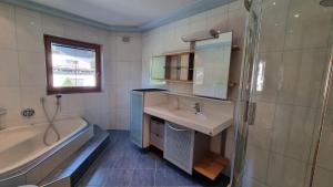 Fotografie z fotogalerie ubytování Großzügiges Chalet mit Infrarotkabine in Lengdorf v destinaci Lengdorf