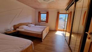 Fotografie z fotogalerie ubytování Großzügiges Chalet mit Infrarotkabine in Lengdorf v destinaci Lengdorf