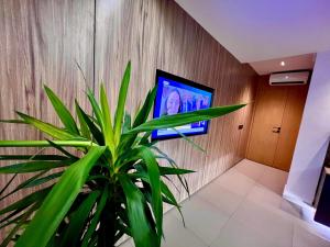 Hôtel Le Manoir的电视和/或娱乐中心