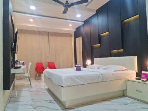 Rúm í herbergi á VITS Select Grand Inn, Ratnagiri