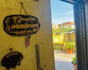 un cartel en una pared al lado de una puerta en Romano House, en Fiumicino 20 fotos más
