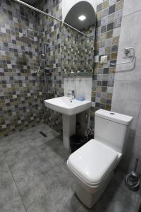 Un baño de Riverside Hotel