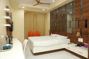 Rúm í herbergi á VITS Select Grand Inn, Ratnagiri