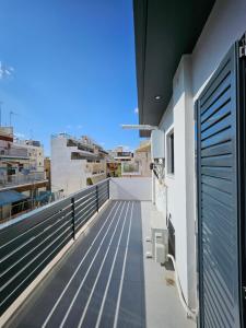 - Balcón de un edificio con vistas a la ciudad en Blossom House-At the foot of the Acroplis and Parking available, en Atenas