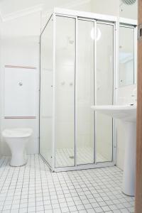 La salle de bains est pourvue d'une douche, de toilettes et d'un lavabo. dans l'établissement Valhalla Perisher, à Perisher Valley